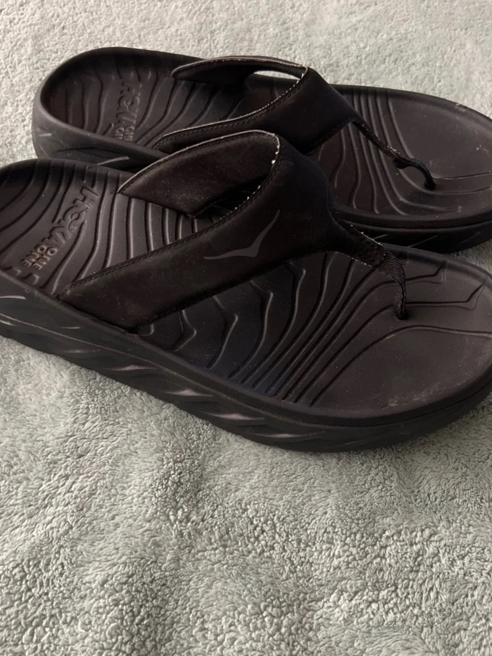 Hoka One One Men's 9 women’s 11 Black Flip Flop Sandals
